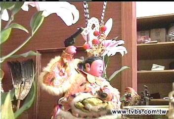 另類三太子! 右持槍、左握手榴彈