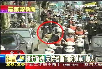 維安緊張！謝車隊掃街男子突衝出