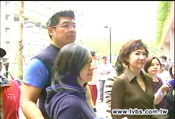 蔡依珊剪短髮　與連勝文穿藍衣