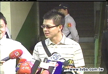 「小帥哥!」 謝長廷兒子陪父母投票