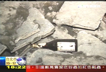 危險地下道　民眾摸黑走在碎磚上