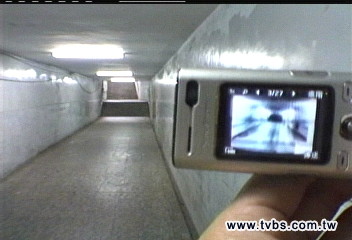 電槍凌虐遊民 自拍上網警追查
