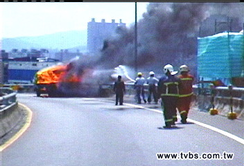 貨車竄火 布匹墜橋燒死2清潔婦