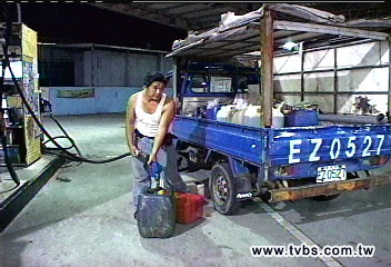 〈獨家〉漁民很慘！　提桶加油被誤會囤油