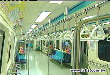 〈獨家〉顧安全疏人潮　北捷車廂加把手