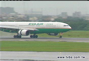 機身劇晃杯碗飛　135人亂流驚魂