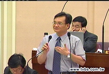疑喝花酒疑雲 曾跳脫衣舞惹爭議