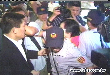 成龍抵台 民進黨人士機場抗議