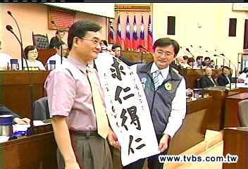 促准請辭　議員贈黃「求仁得仁」