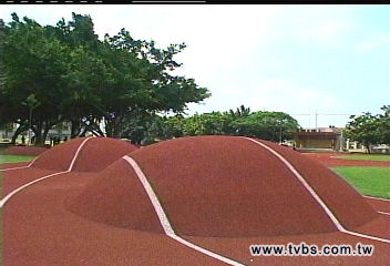 跑道隆起像冰淇淋 安全惹爭議