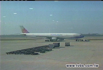 華航客機機翼撞傷 延後12小時起飛