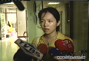 「搬新家」腳部骨折　吳淑珍包石膏