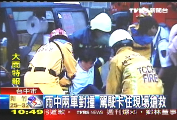 雨中兩車對撞　駕駛卡住現場搶救