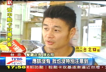 改口劉被攙扶　店長：外場眼見為憑