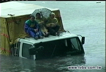 卡玫基颱/卡車淹沒成孤島 2車5人車頂求生
