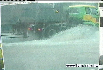 卡玫基颱/公路變急流! 台13線三義變危險路