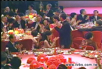 台銘聚焦／「月亮代表我心」　郭董婚禮開金嗓