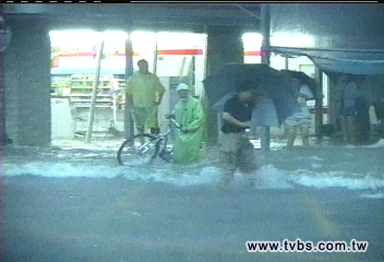 鳳凰颱風/鳳凰路徑似龍王、凱米 風雨驚人