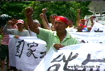 水淹家園　居民抗議紅眼眶