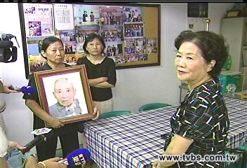 不准戴假牙!噎死? 家屬抬棺抗議