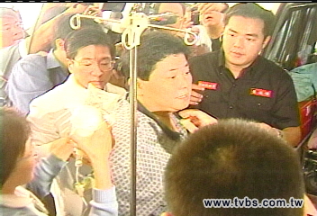 入監前返家祭祖 顏家人不捨痛哭
