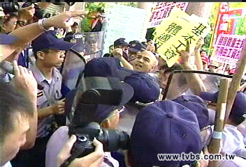 「給我生活權」 百勞工警力爆推擠