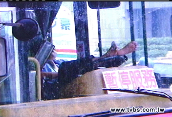 馬路口公車違停 司機呼呼大睡