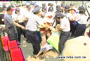 不滿興建污水處理廠　警民爆衝突