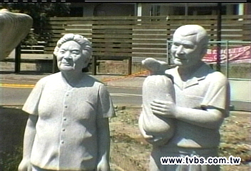 崑濱伯名聲響　火車站前立雕像