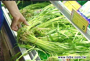 辛樂克颱/賣場推5元青菜 民眾冒雨搶購