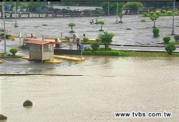 辛樂克颱/大漢溪水暴漲 堤外道路淹水封閉