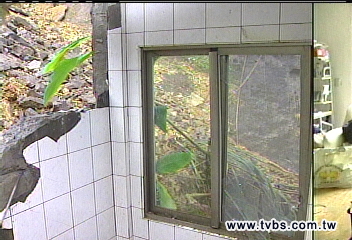 辛樂克颱/睡夢驚魂! 土石衝進屋男子險遭埋