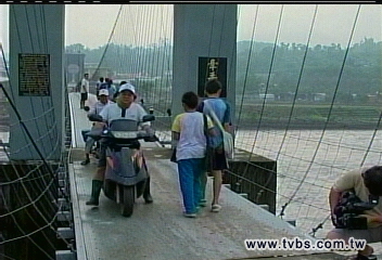 辛樂克颱/甲仙橋斷! 吊橋唯一便道人車擠
