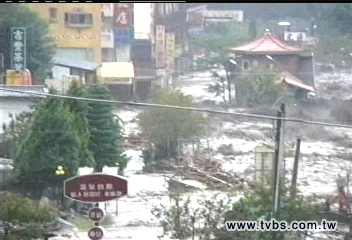 辛樂克颱/慘!溫泉飯店沿溪興建 水衝全毀
