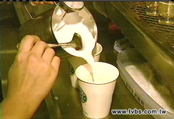 也怕毒奶！　星巴克肯德基下架蒙牛