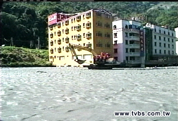 辛樂克颱／廬山女員工埋賓館土堆？怪手開挖