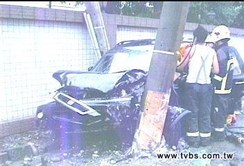 赤裸駕駛 疑超速撞死女高中生