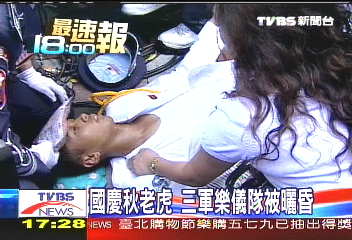 國慶秋老虎　三軍樂儀隊被曬昏