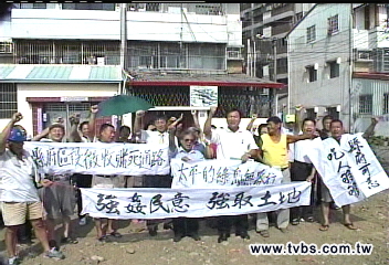 政府徵地阻斷路 居民繞路10年