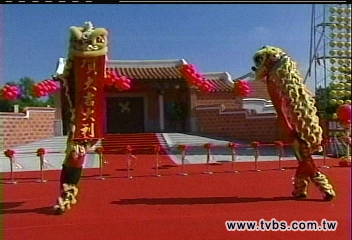 平安鹽祭開幕　祈福鹽袋民眾爭搶