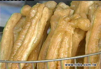 油條、沙琪瑪、餅乾等 都摻入銨粉