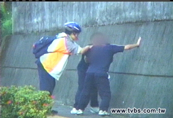搶著保管師白板　學生校門打架