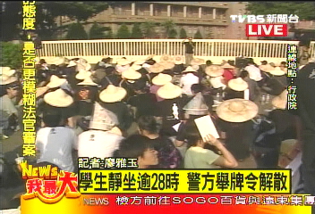 〈快訊〉學生靜坐嗆警　與路過民眾對嗆