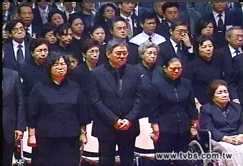 懷念王永慶 二房子女唱聖詩送父