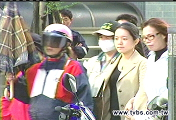 父遭押陳幸妤不語　護衛隊爆粗口