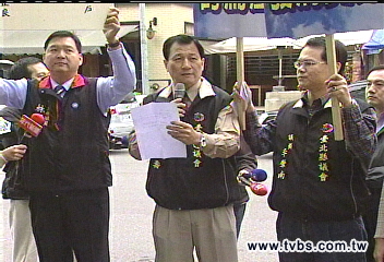 日交流協會警方戒備！　藍議員踢館