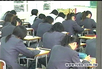 校規太嚴？終年穿裙　限制內衣顏色