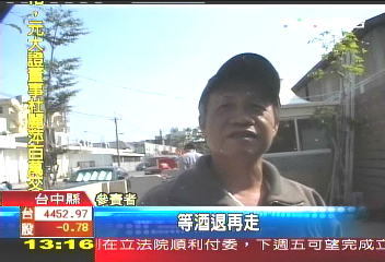冷天拚酒拳　女冠軍抱走3箱高粱