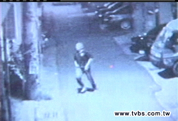 燒紗門偷竊 光頭男子行跡鬼祟