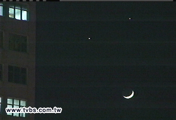夜空笑了！雙星眨眼　峨嵋月揚嘴角